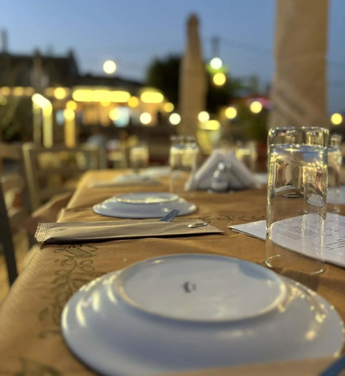 Μοναδική ατμόσφαιρα ταβέρνας με θέα θάλασσα